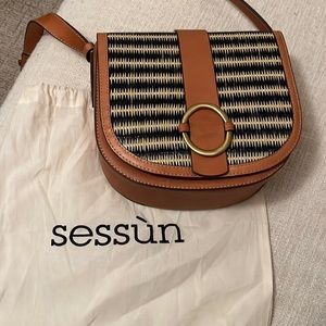Sessún purse, navy and rattan flap bucket crossbody